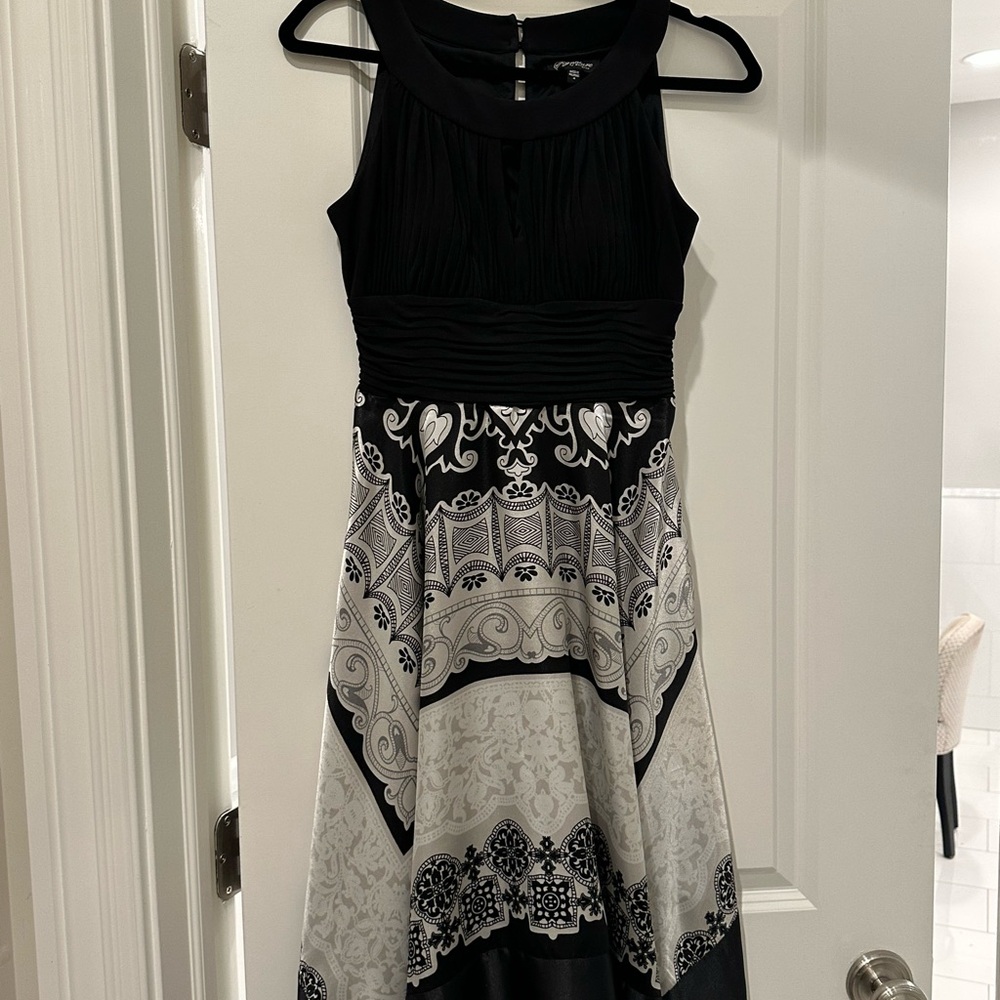 Elegant Black and White Sleeveless Dress